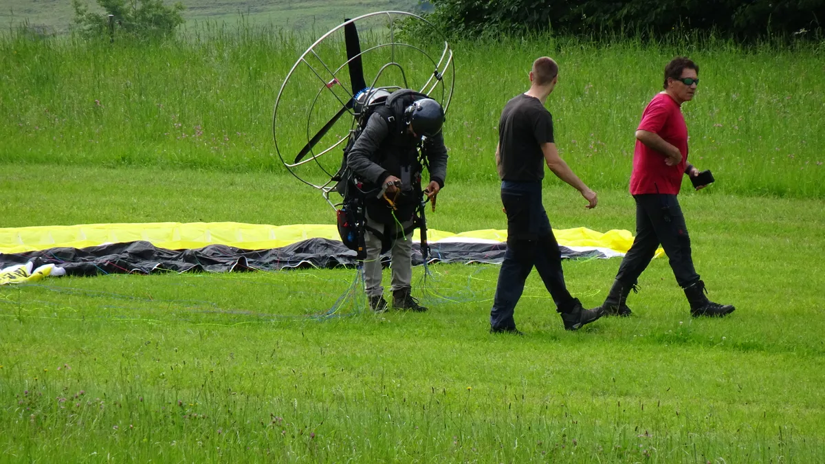 Gleitschirmpilot am Boden